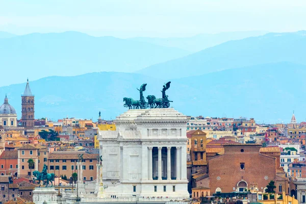 Widok na Altare della Patria otoczony dachami w Rzymie — Zdjęcie stockowe