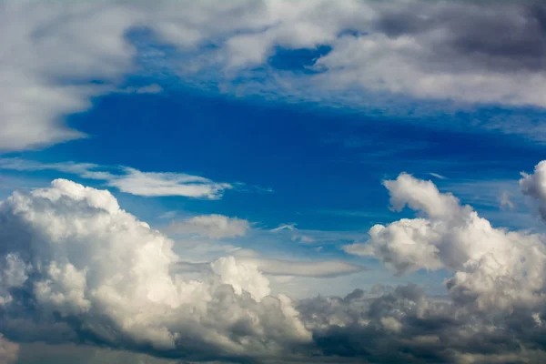 Небо и тисненные облака — стоковое фото