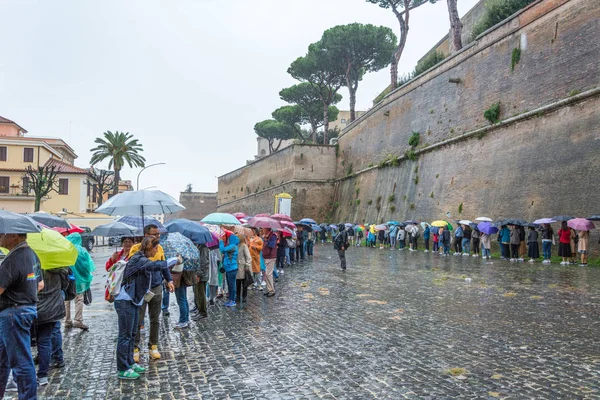 De rij voor een bezoek aan het Vaticaan op een regenachtige dag — Stockfoto