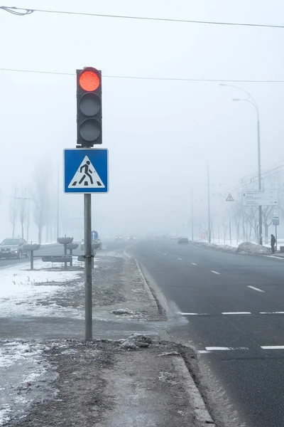 Dangerous! Fog on winter highway — Stock Photo, Image