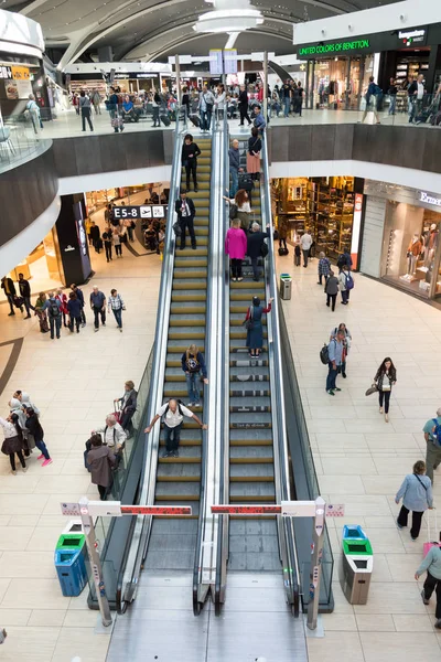 Escalator in the waiting area at Fiumicino Airport — Stock Photo, Image