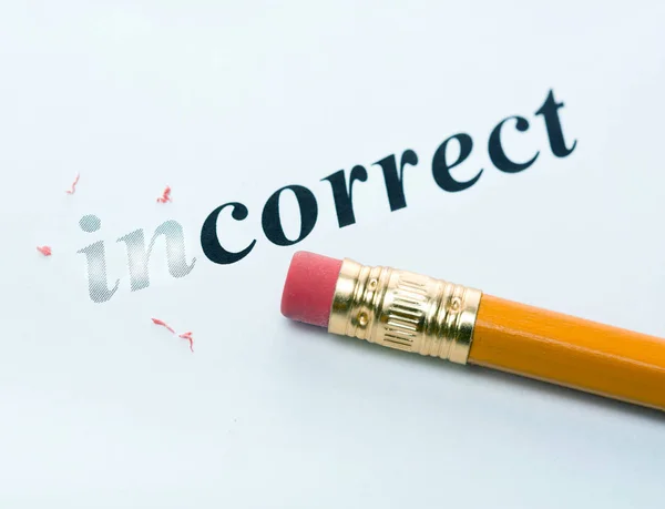 Mot "incorrect" et crayon avec gomme gros plan — Photo