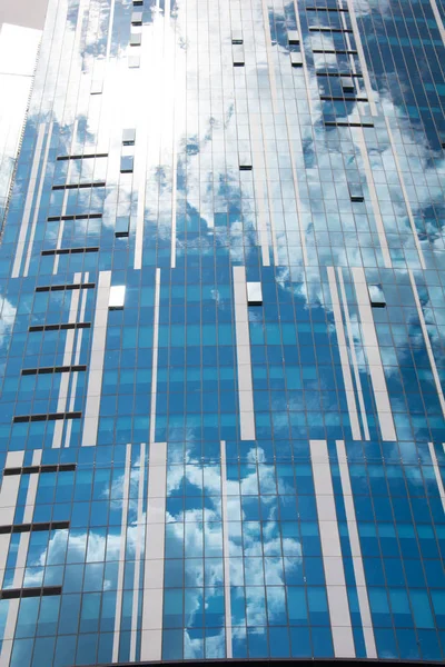 Reflejo del cielo y las nubes en la construcción de ventanas — Foto de Stock