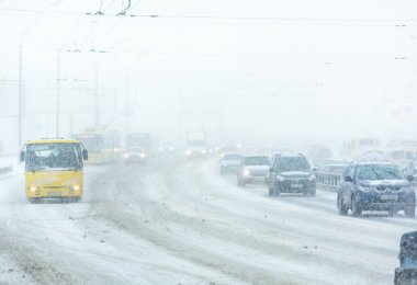 Kar fırtınası, kötü görüş mesafesi, kaygan yollar ve bir sürü trafik.