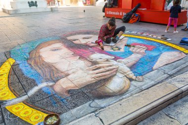 Sanatçı kaldırım taşlarını çiziyor