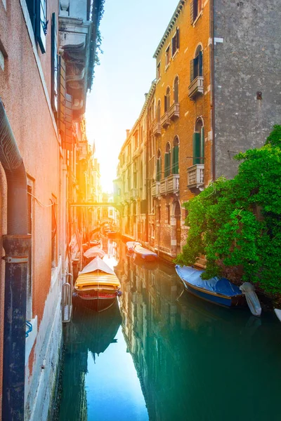 Antigua arquitectura y estrecho canal en Venecia — Foto de Stock