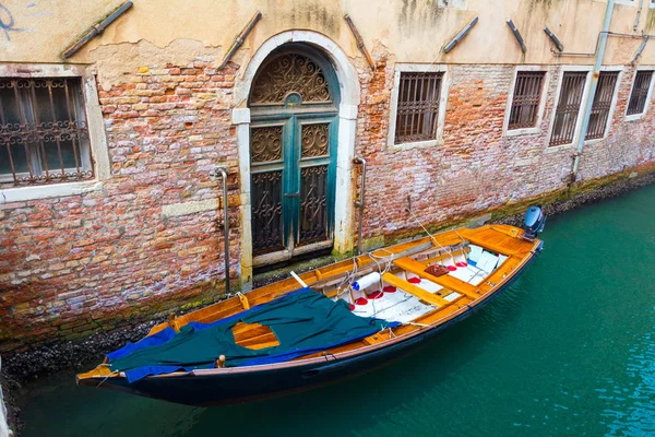 Echte Tür - Bootsanlegestelle in Venedig — Stockfoto