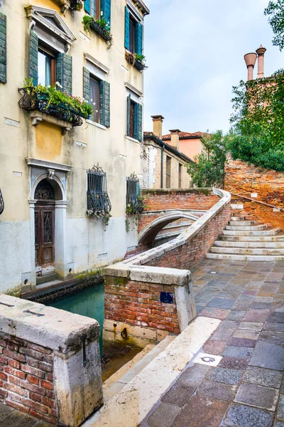 Wunderschöne Ecke Venedigs mit Kanal und alten Häusern — Stockfoto