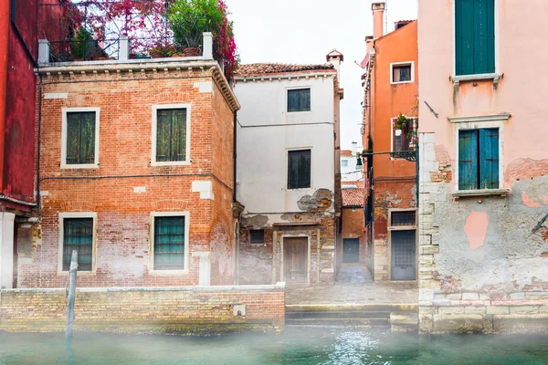 Wunderschöne Ecke Venedigs mit Kanal und alten Häusern — Stockfoto