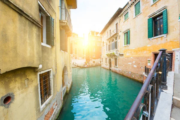 Maravilloso rincón de Venecia con un canal y casas antiguas — Foto de Stock