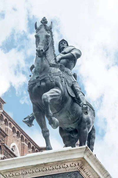 Monument to condotier Bartolomeo Colleoni on Piazza Santi Giovan — Stock Photo, Image