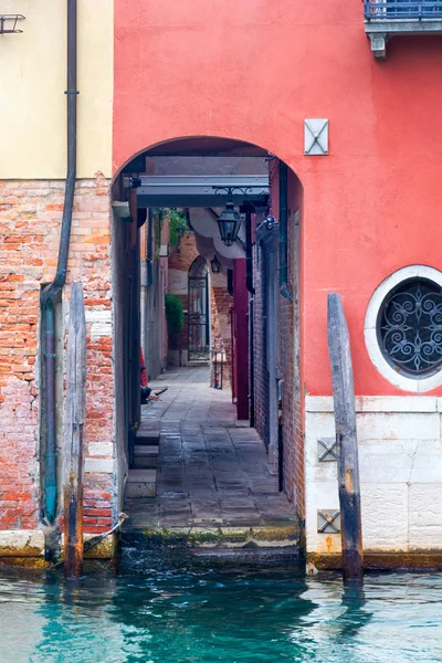 Maravilloso rincón de Venecia con un canal y casas antiguas — Foto de Stock