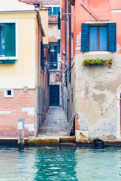 Maravilloso rincón de Venecia con un canal y casas antiguas — Foto de Stock