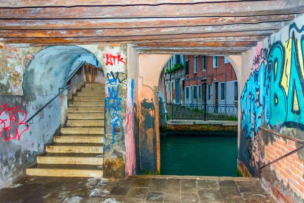 Kanaler och smala gator i Venedig sent på kvällen — Stockfoto