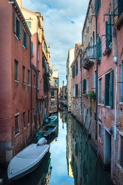 Antigua arquitectura y estrecho canal en Venecia — Foto de Stock