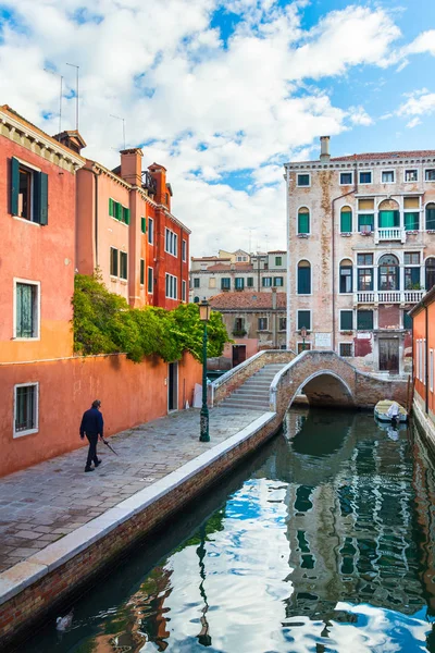 Wunderschöne Ecke Venedigs mit Kanal und alten Häusern — Stockfoto