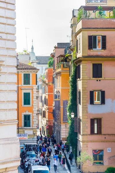 Toeristen lopen langs de Via Leonina in Rome — Stockfoto