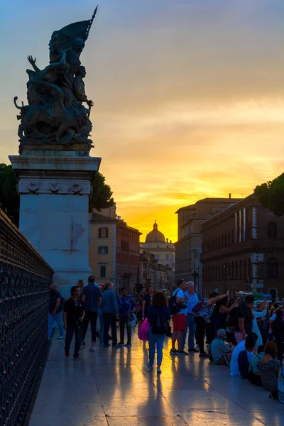 Solnedgång precis under Altare della Patria i Rom. — Stockfoto