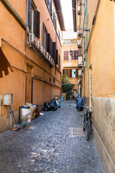 Kleine straat Vicolo del Forno in Rome — Stockfoto