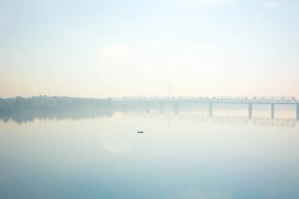 Мост в тумане — стоковое фото