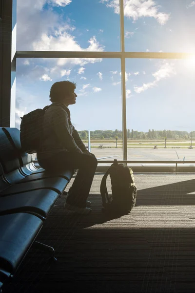 Silhueta de um turista em um aeroporto — Fotografia de Stock
