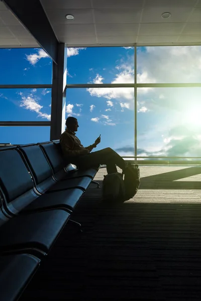 Silhouette of a tourist in an airport lounge — Stock Photo, Image