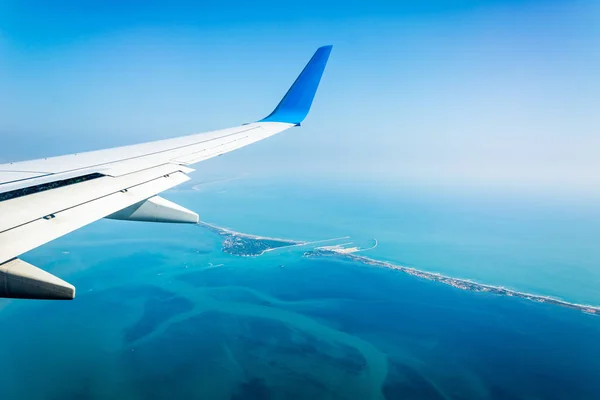 Plane wings and the sky atmosphere of the stratosphere — Stock Photo, Image