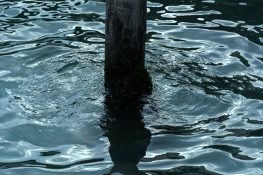 Su dokusu arkaplanı kapatın. Parlak renkli su yansıması.