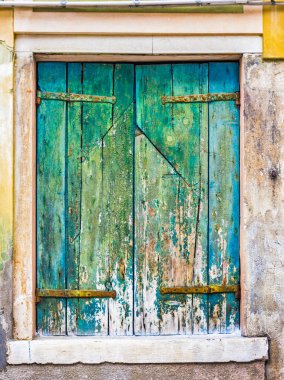 Venedik, İtalya - 01 Ekim 2018: Antik pencereler kapatıldı, sanat objesi