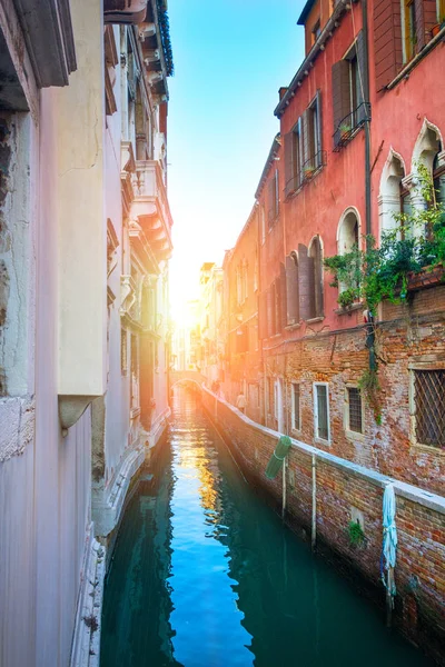 ヴェネツィア イタリア 9月30 2018 絵のように狭い運河とヴェネツィアの古代建築 — ストック写真