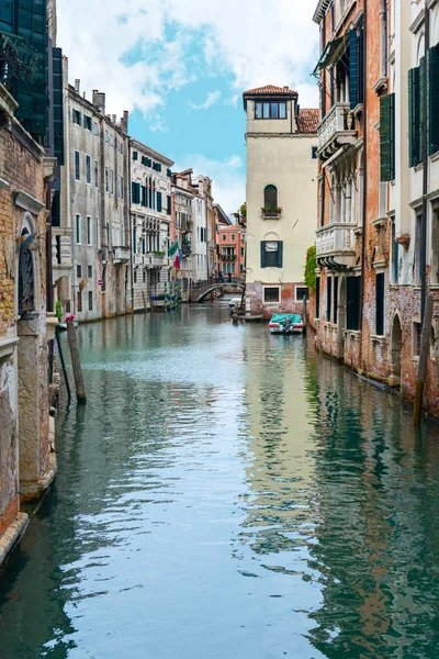 ヴェネツィア イタリア 10月01 2018 有名な水上運河とカラフルな家とヴェネツィアの絵のような景色 イタリア ヨーロッパでの素晴らしい朝のシーン — ストック写真