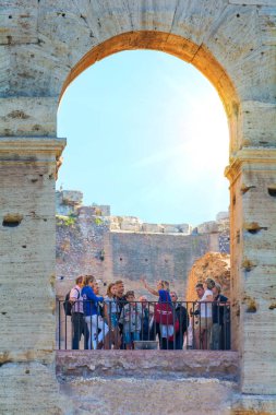 Roma, İtalya - Ekim 03, 2018: Turistler Roma 'daki Kolezyum binasında yürüyorlar