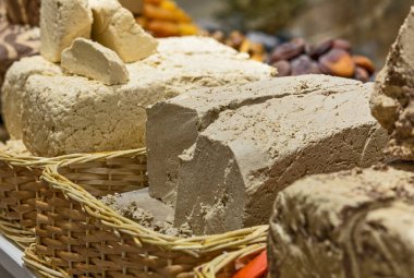 Halva yığını arka plan olarak açık pazarda