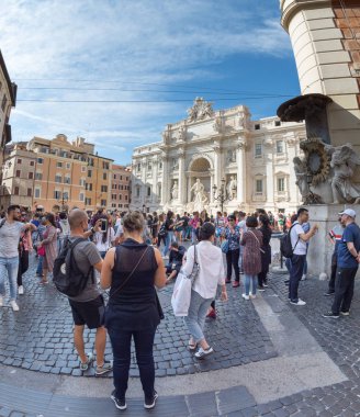 Roma, İtalya - 03 Ekim 2018: Roma 'daki Trevi Çeşmesi' nin etrafında koşuşturma ve eğlence