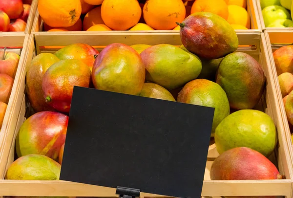 Fruits Mangue Frais Avec Une Étiquette Prix Sur Comptoir — Photo