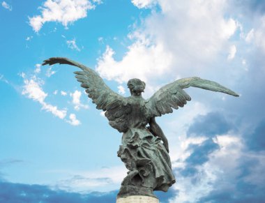 Roma, İtalya - Ekim 05, 2018: Kanatlı Zaferin bronz heykeli Roma 'da Vittorio Emanuele Ii köprüsünü dekore etti