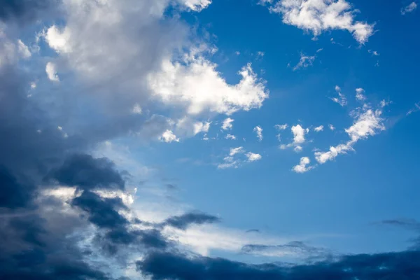 Himmel Und Geprägte Wolken Als Hintergrund — Stockfoto