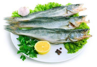 Tabakta bir grup kurutulmuş balık. Deniz ürünleri.