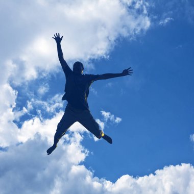 Günbatımında siluet adam atlar.