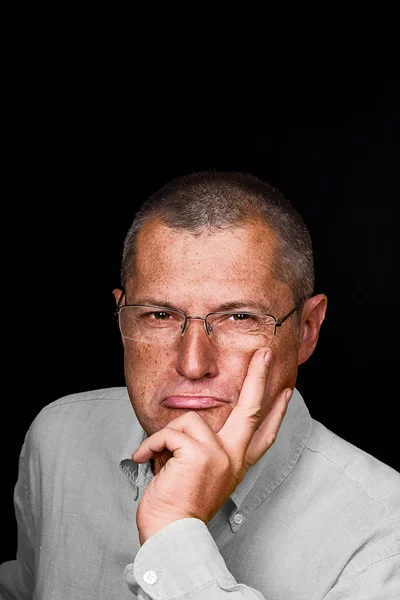 Retrato Hombre Con Emociones Grotescas Sobre Fondo Negro — Foto de Stock