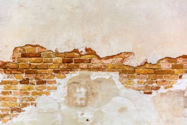 Boş Eski Tuğla Duvar ve alçı Doku kalıntıları. Boyalı Sıkıntılı Duvar Yüzeyi.