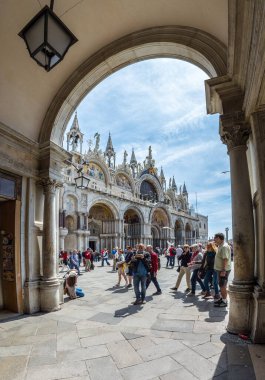 Venedik, İtalya - 17 Mayıs 2019: Piazza San Marco 'nun mimari kemerli manzarası, Venedik