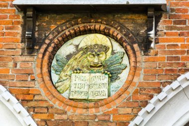 Venedik, İtalya - 17 Mayıs 2019 Venedik 'in koruyucu azizi Aziz Mark' ın arması, Venedik Balık Pazarı 'nın duvarı