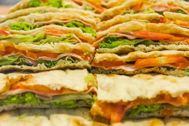 Yeşil ve domatesli Pita sandviçi.