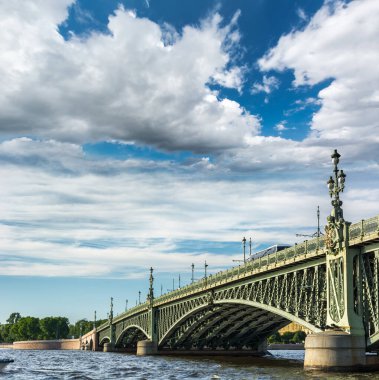St. PETERSBURG, RUSSIA - 14 Temmuz 2016: Saint Petersburg, Rusya 'daki Neva nehri üzerindeki Trinity Köprüsü (Troitsky köprüsü)
