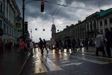 St. Petersburg, Rusya - 15 Temmuz 2016: Nevsky prospect, Sankt Petersburg, Rusya avenue boyunca yürüyüş insanlar ile tipik sokak sahne