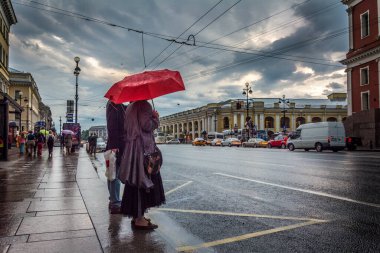 St. Petersburg, Rusya - 15 Temmuz 2016: gece görünümünü Gostiny Dvor, St. Petersburg, Rusya Federasyonu