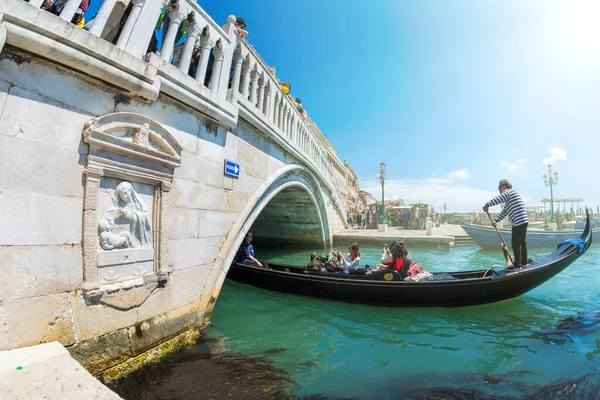 Venice Italy May 2019 Gondolas Bridge Romantic Tradition Venice Italy — Stock Photo, Image