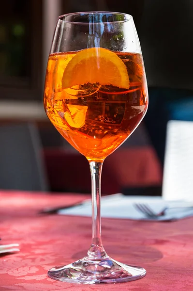 Bicchiere Con Liquido Arancione Brillante Ghiaccio Una Fetta Arancia Spritz — Foto Stock