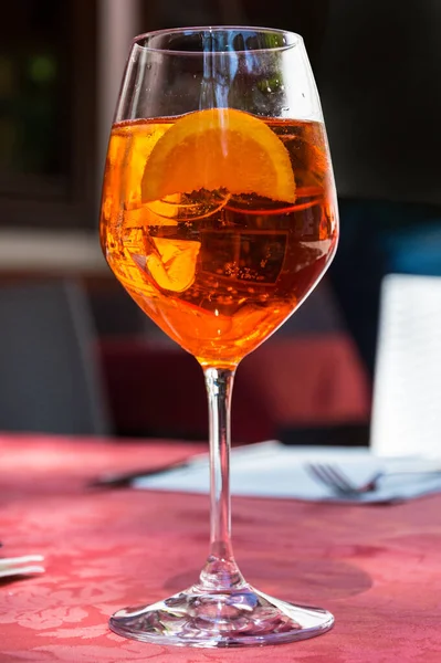 Vaso Con Líquido Naranja Brillante Hielo Una Rebanada Naranja Spritz —  Fotos de Stock